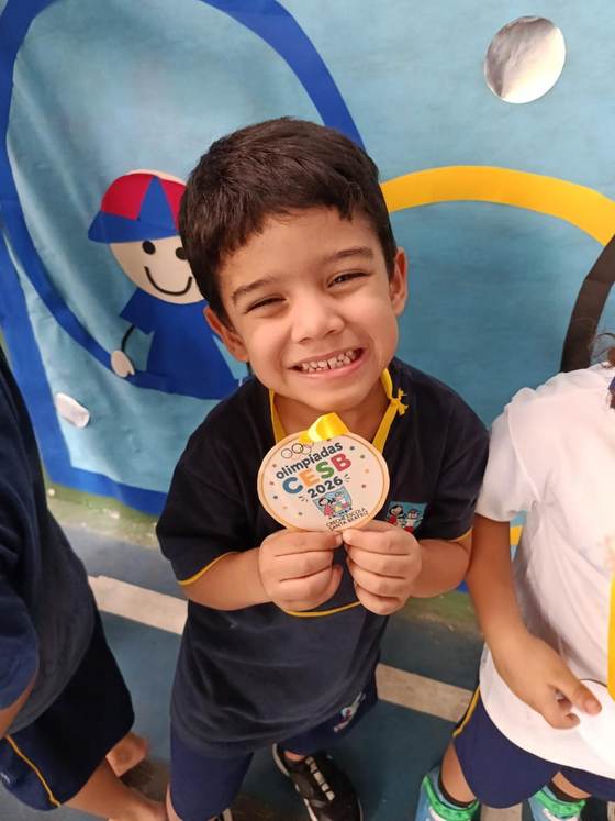 Aluno da Creche Escola Santa Beatriz mostrando a medalha das Olimpíadas CESB 2026