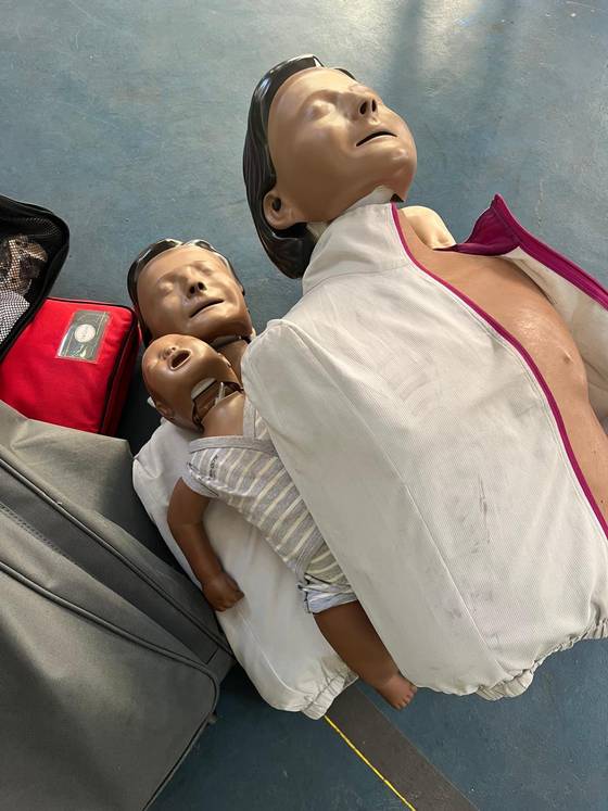 Bonecos de simulação de adulto, criança e bebê usados no treinamento de primeiros socorros da equipe da Creche Escola Santa Beatriz